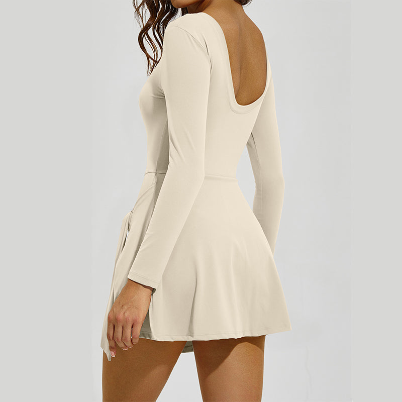 Langärmeliges Damen-Sportkleid mit integrierter Shorts