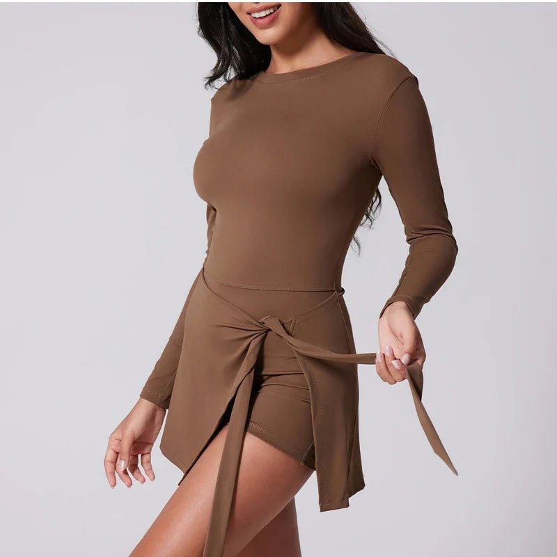 Langärmeliges Damen-Sportkleid mit integrierter Shorts