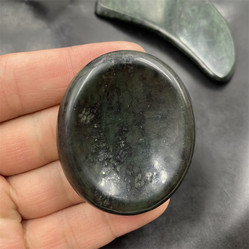 Naturstein-Massageset: Schabbrett, Fingerclip und eiförmiges Massagegerät