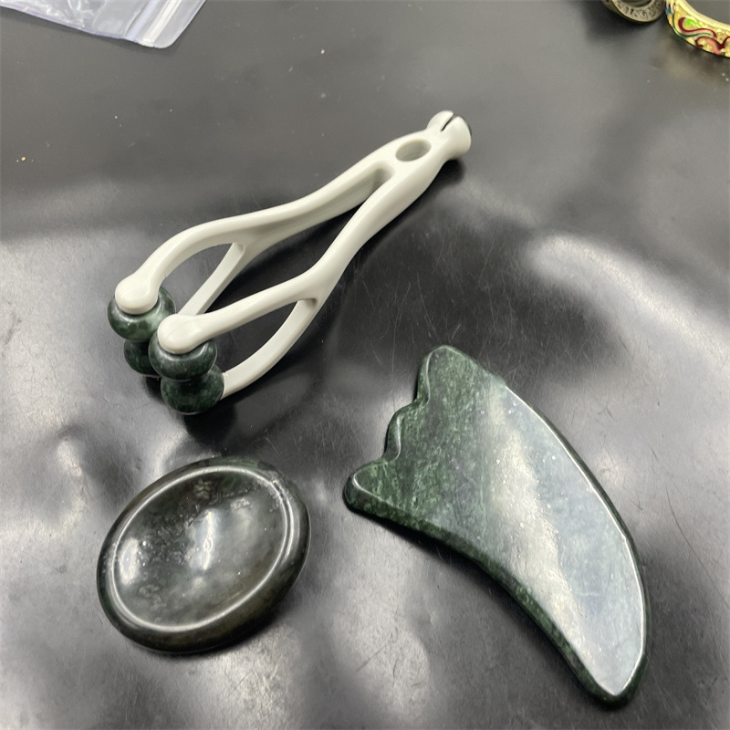 Naturstein-Massageset: Schabbrett, Fingerclip und eiförmiges Massagegerät